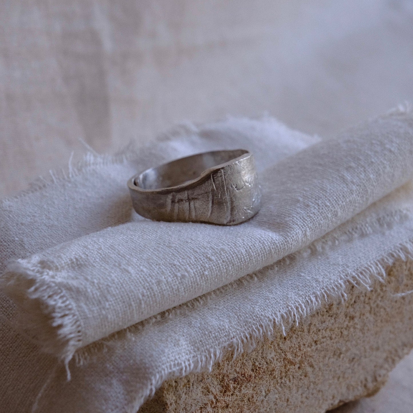 Alternative mens signet ring