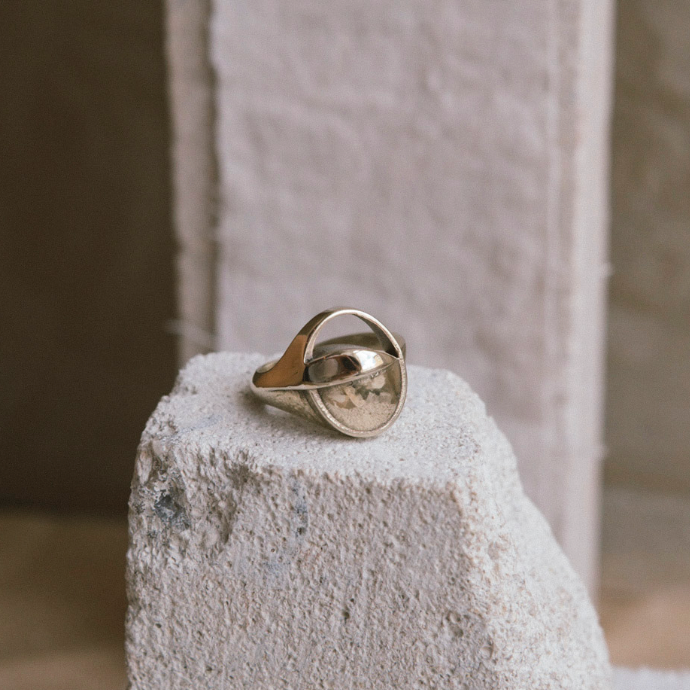 Sustainable Gold signet ring