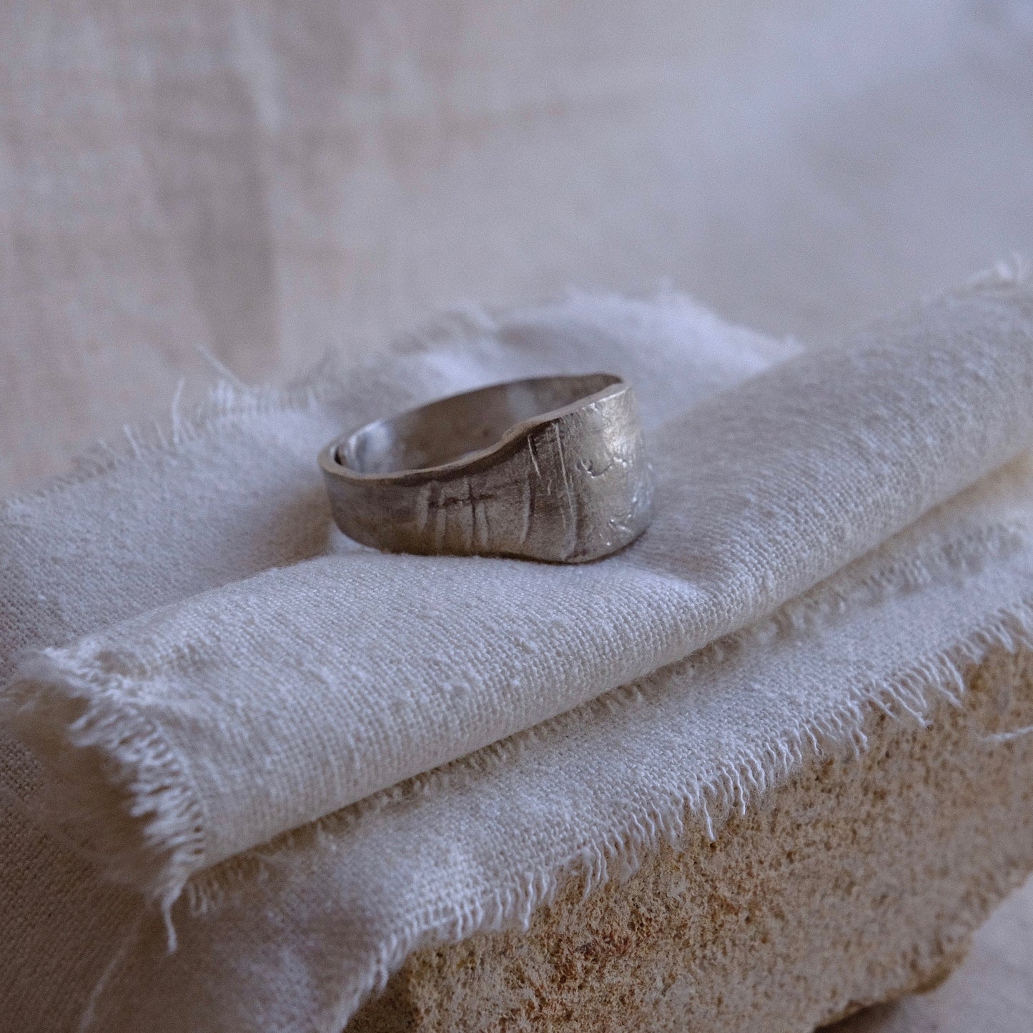 Alternative mens signet ring 