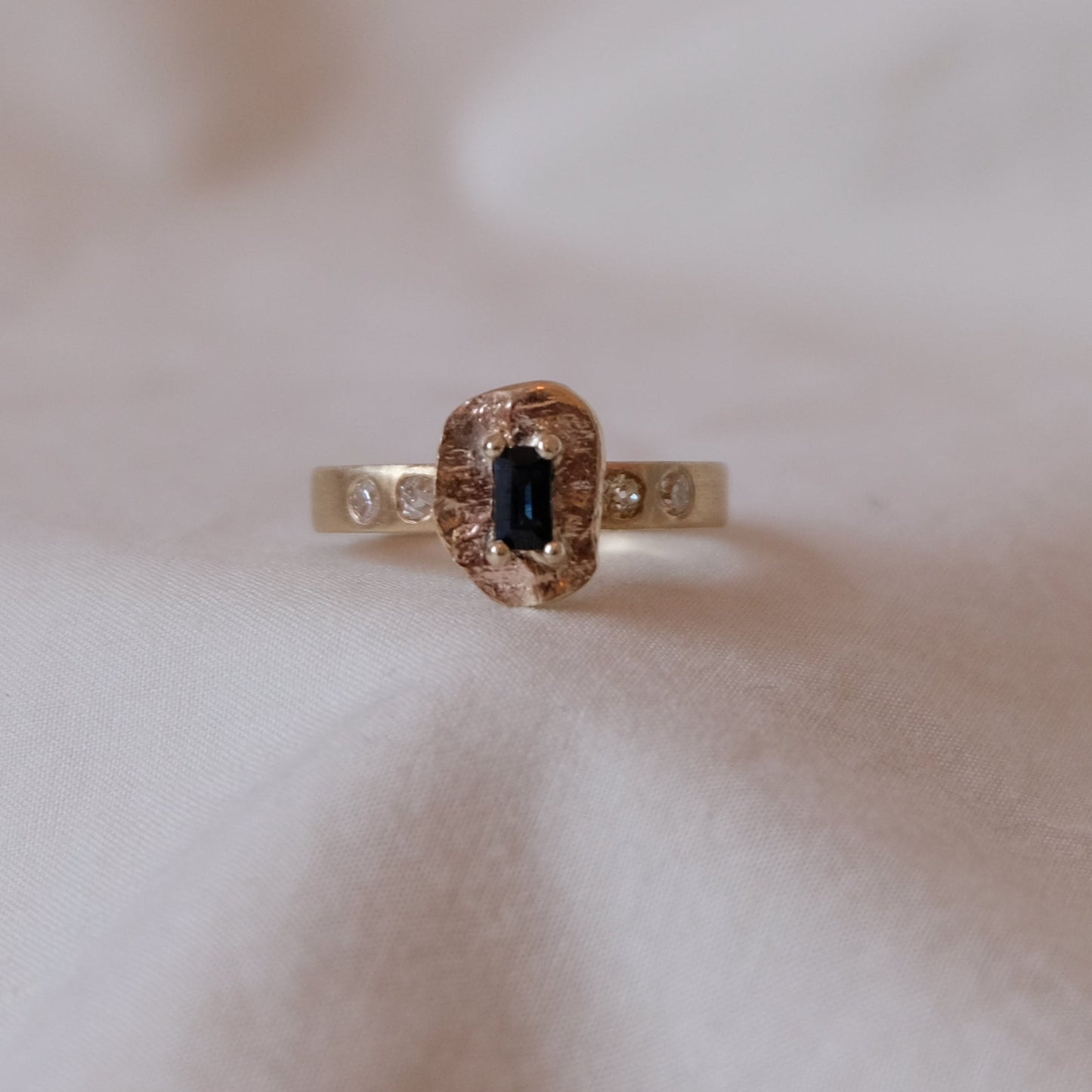 Deep blue Saphire and Ocean diamond 9ct gold ring