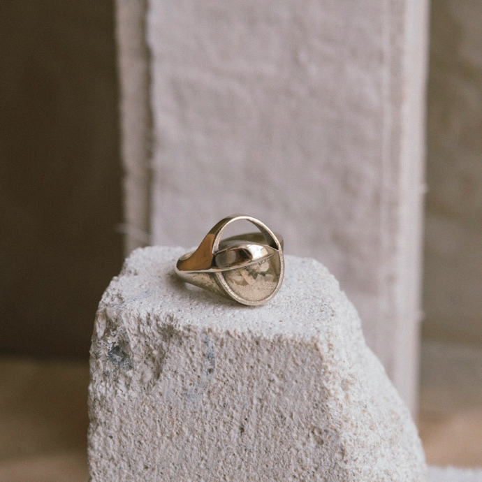 Sustainable Gold signet ring 