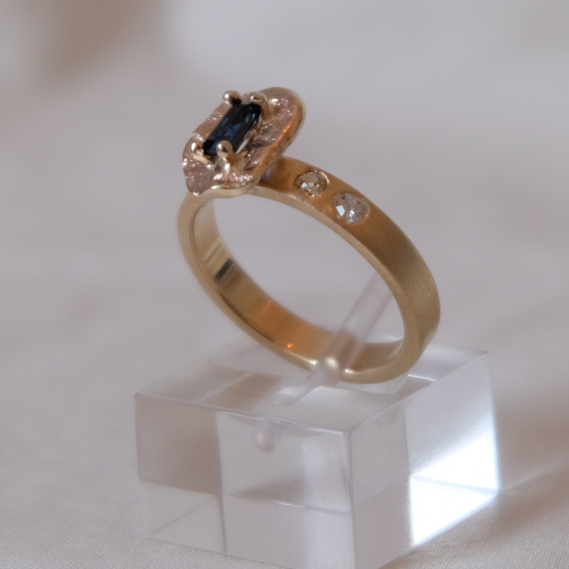 Deep blue Saphire and Ocean diamond 9ct gold ring