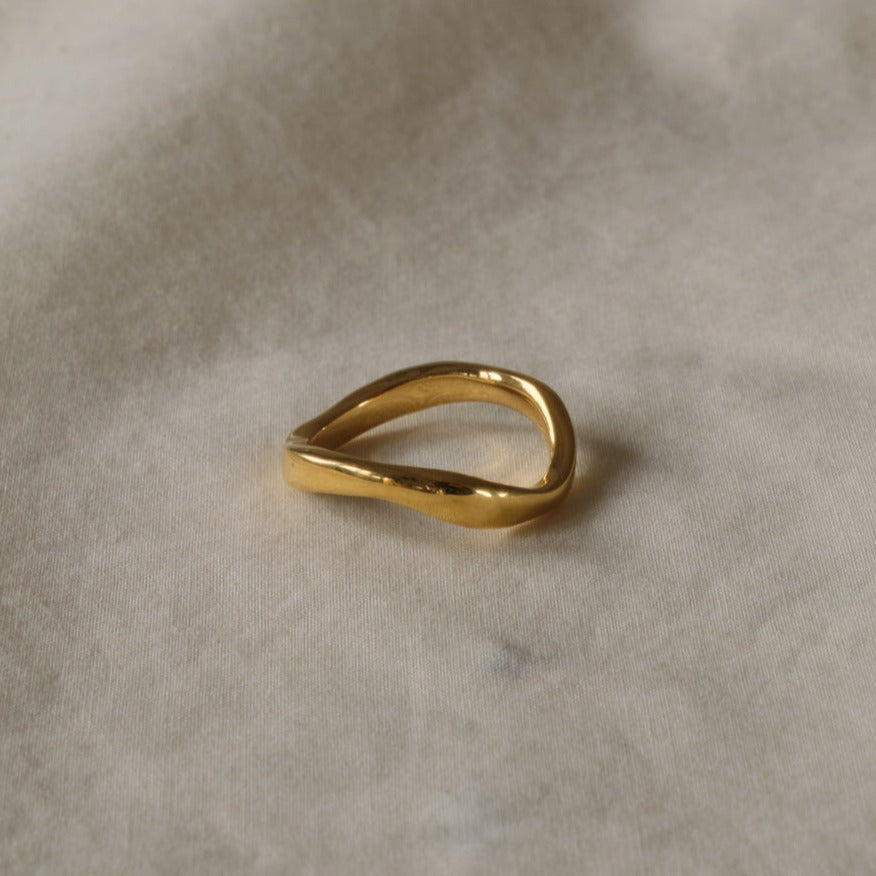 Wave wedding band